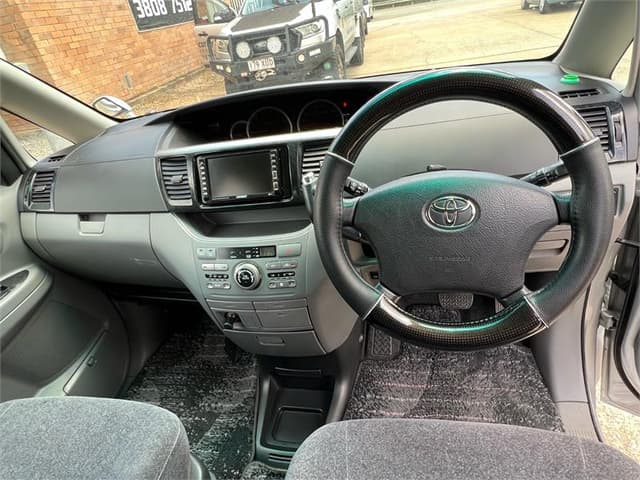 2006 Toyota Voxy JDM car for sale — photo 14 of 18