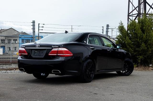 2012 Toyota Crown JDM car for sale — photo 9 of 13