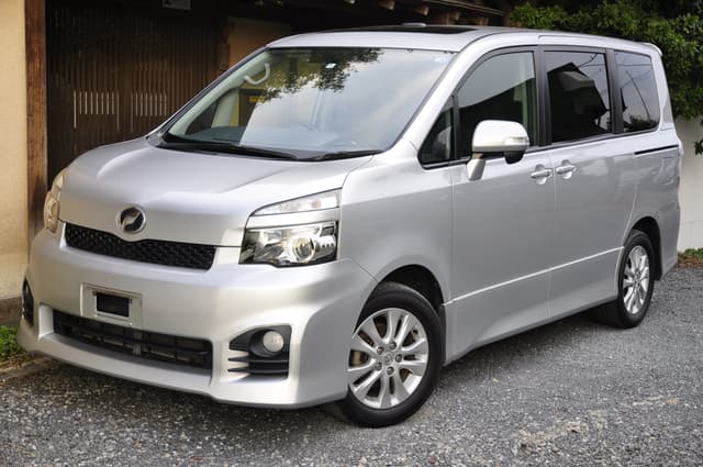 2010 Toyota Voxy JDM car for sale — photo 5 of 25