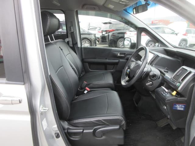 2012 Honda Stepwagon JDM car for sale — photo 10 of 25