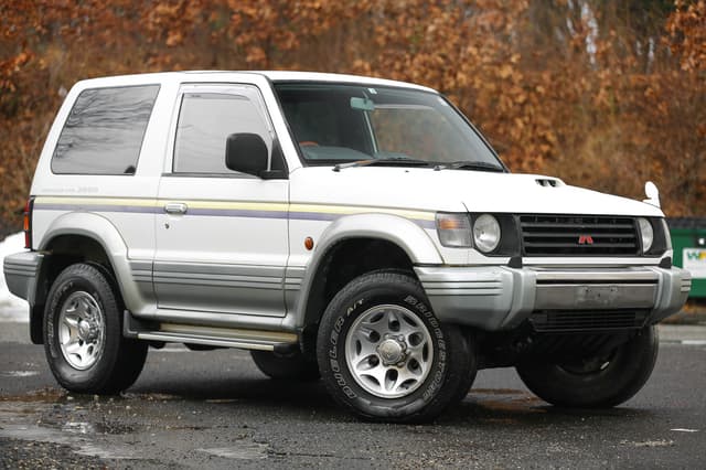 1996 Mitsubishi Pajero JDM car for sale — photo 8 of 10