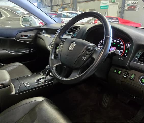 2009 Toyota Crown JDM car for sale — photo 3 of 10