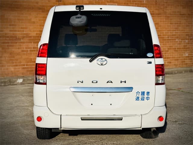2005 Toyota Voxy JDM car for sale — photo 9 of 25