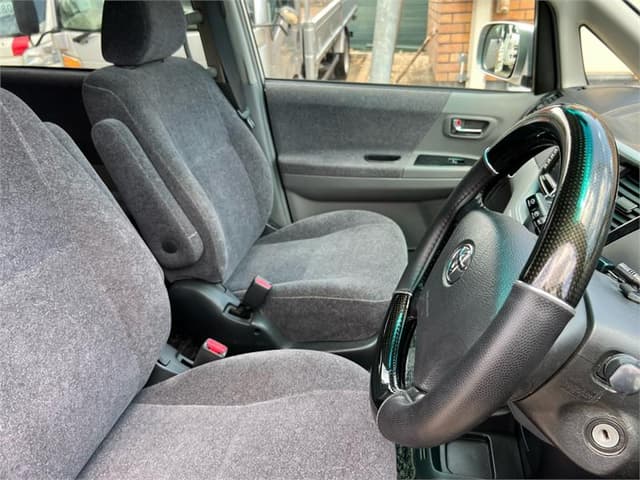 2006 Toyota Voxy JDM car for sale — photo 15 of 18
