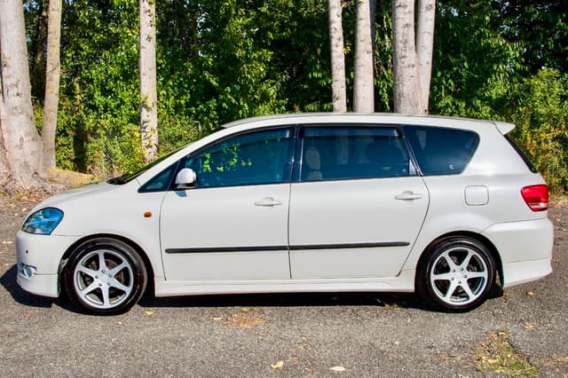 2001 Toyota Ipsum JDM car for sale — photo 4 of 25