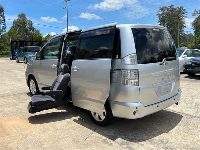 2006 Toyota Voxy JDM car for sale — photo 11 of 18