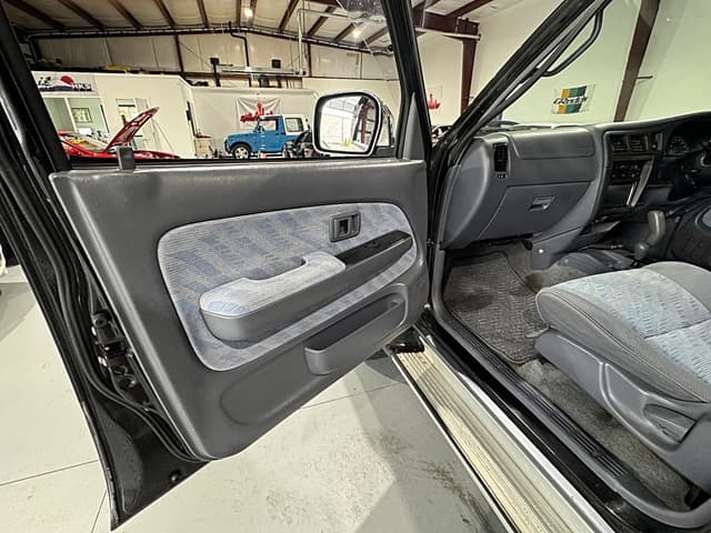 2000 Toyota Hilux JDM car for sale — photo 19 of 25