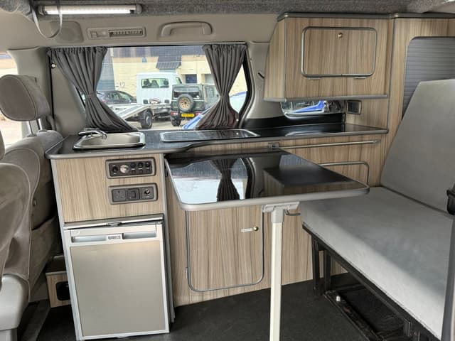2005 Toyota Alphard JDM car for sale — photo 15 of 25