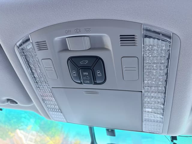 2010 Toyota Vellfire JDM car for sale — photo 11 of 21