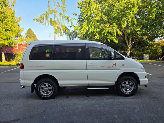 1999 Mitsubishi Delica JDM car for sale — photo 2 of 16