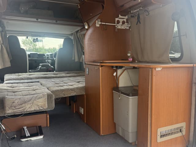 2005 Toyota HiAce JDM car for sale — photo 12 of 17