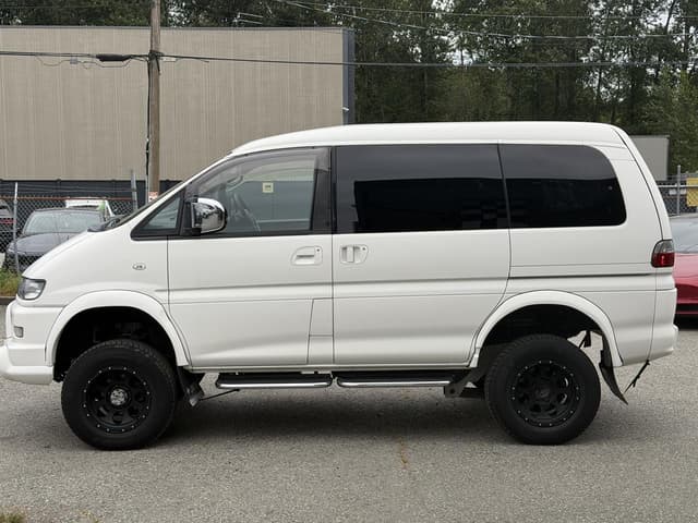2004 Mitsubishi Delica JDM car for sale — photo 4 of 17