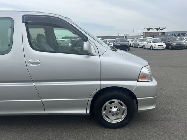 2001 Toyota Grand Hiace JDM car for sale — photo 2 of 25