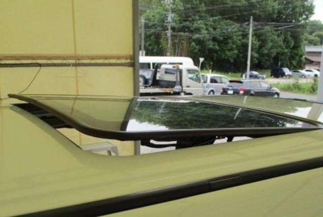2002 Nissan Elgrand JDM car for sale — photo 9 of 21