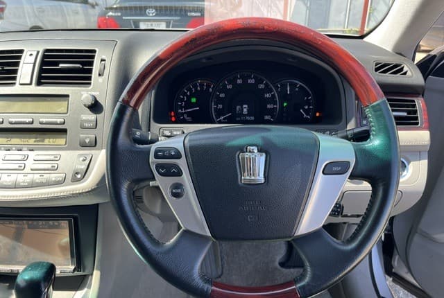2010 Toyota Crown JDM car for sale — photo 11 of 25