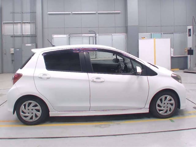 2011 Toyota Vitz JDM car for sale — photo 5 of 8