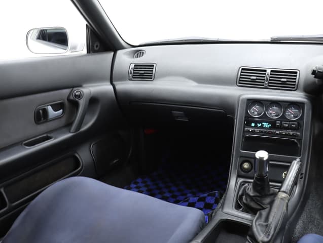 1992 Nissan Skyline JDM car for sale — photo 18 of 25