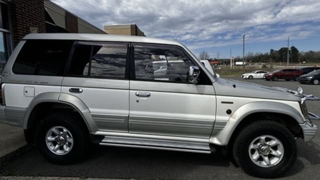 1994 Mitsubishi Pajero JDM car for sale — photo 2 of 7