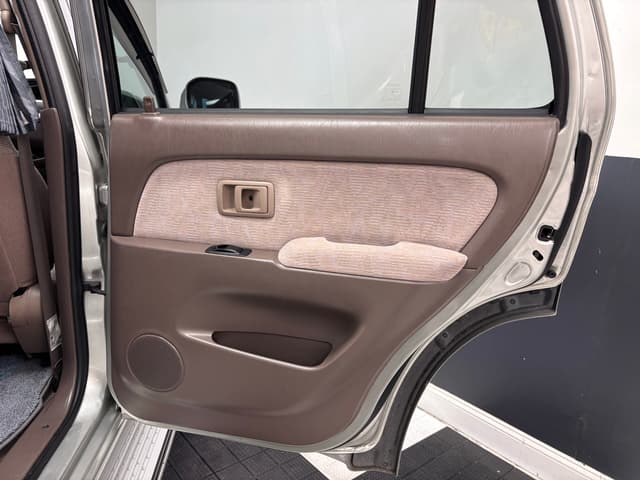 1999 Toyota Hilux Surf JDM car for sale — photo 18 of 25