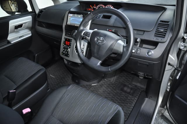 2010 Toyota Voxy JDM car for sale — photo 9 of 25