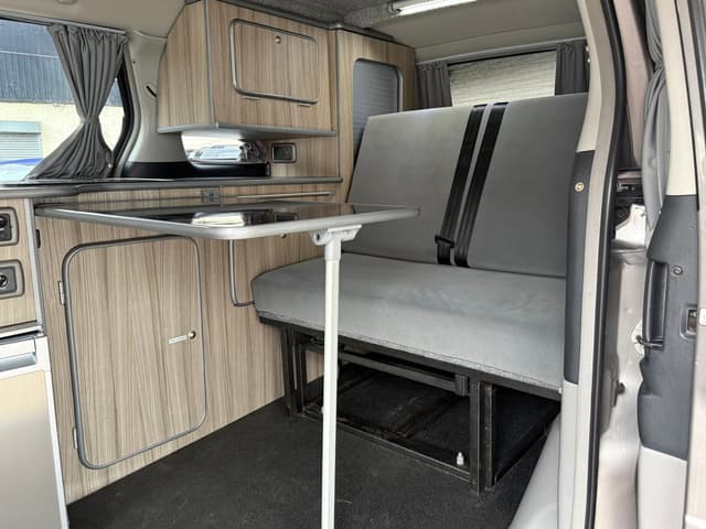 2005 Toyota Alphard JDM car for sale — photo 14 of 25