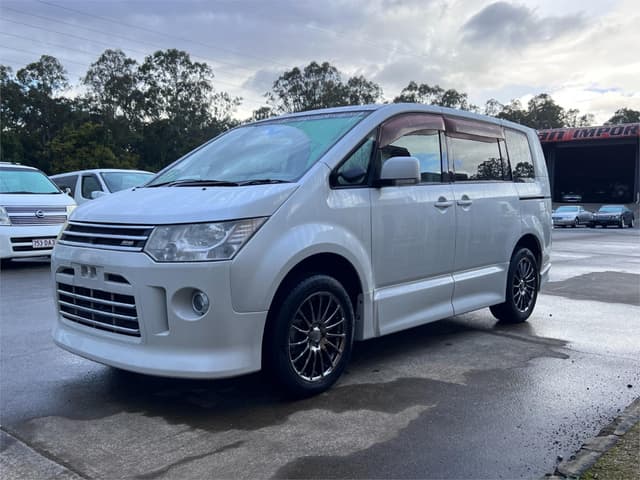 2007 Mitsubishi Delica JDM car for sale — photo 10 of 17