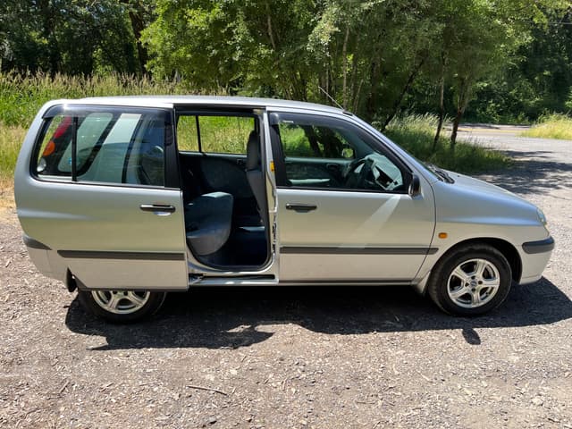 1998 Toyota Raum JDM car for sale — photo 17 of 18