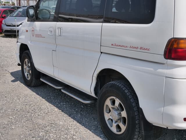 1999 Mitsubishi Delica JDM car for sale — photo 16 of 25