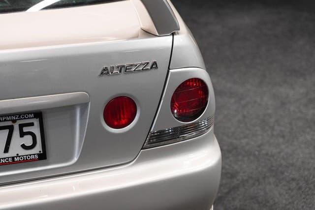 2001 Toyota Altezza JDM car for sale — photo 9 of 16