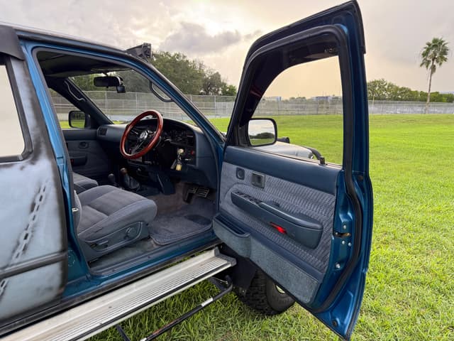 1993 Toyota Hilux JDM car for sale — photo 6 of 25