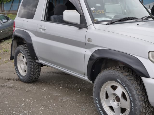 2001 Mitsubishi Pajero JDM car for sale — photo 10 of 25