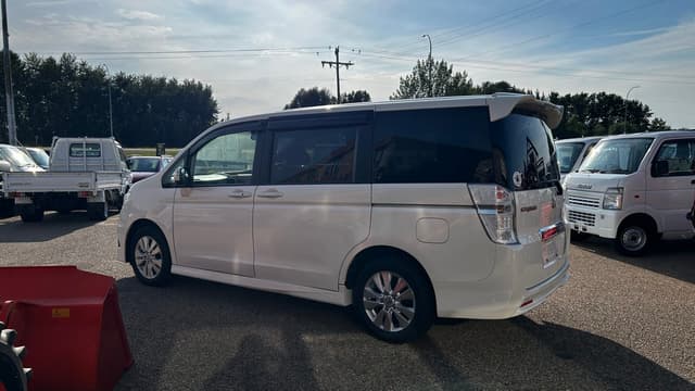 2009 Honda Stepwagon JDM car for sale — photo 2 of 10