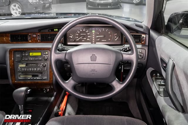 1998 Toyota Crown JDM car for sale — photo 3 of 25