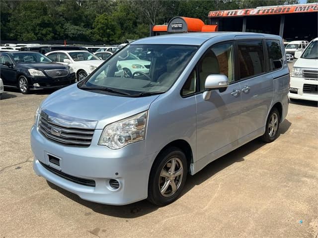 2011 Toyota Noah JDM car for sale — photo 12 of 17