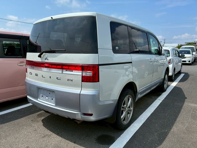 2010 Mitsubishi Delica JDM car for sale — photo 2 of 8