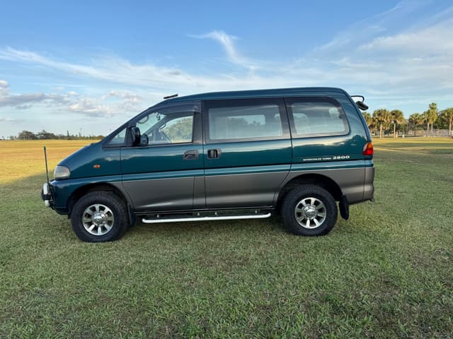 1996 Mitsubishi Delica JDM car for sale — photo 17 of 24
