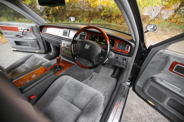 Toyota Century JDM car for sale — photo 4 of 10