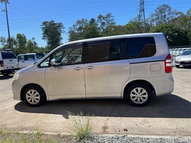 2011 Toyota Noah JDM car for sale — photo 9 of 18