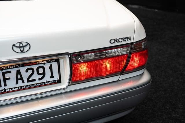 1999 Toyota Crown JDM car for sale — photo 3 of 19