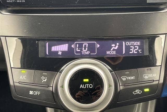 2011 Toyota Prius JDM car for sale — photo 16 of 25