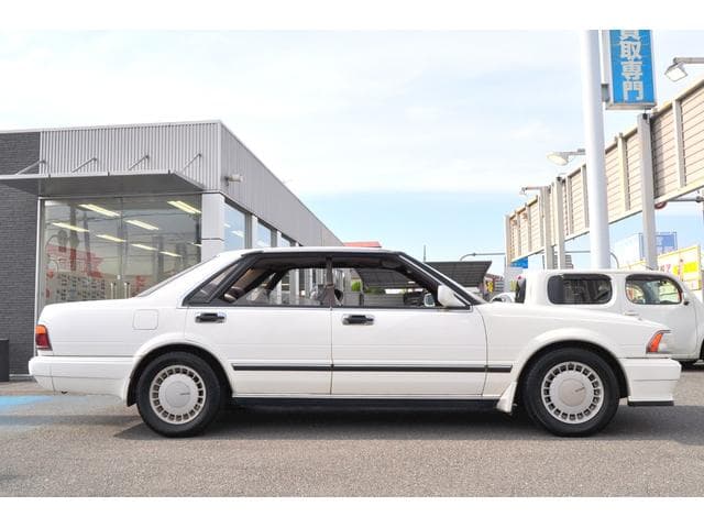 1995 Nissan Gloria JDM car for sale — photo 8 of 25