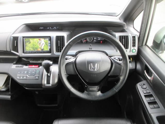 2012 Honda Stepwagon JDM car for sale — photo 14 of 25