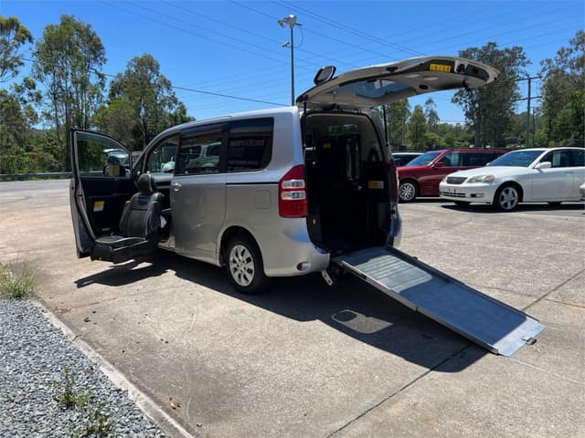 2011 Toyota Noah JDM car for sale — photo 11 of 18