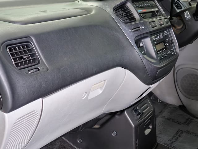 1999 Mitsubishi Delica JDM car for sale — photo 13 of 25