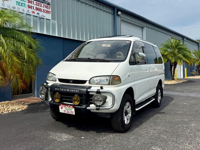 1995 Mitsubishi Delica JDM car for sale — photo 12 of 21