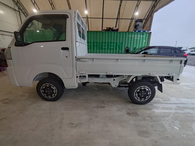 2025 Daihatsu Hijet JDM car for sale — photo 3 of 4
