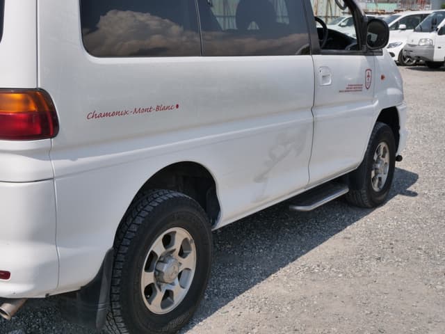 1999 Mitsubishi Delica JDM car for sale — photo 17 of 25