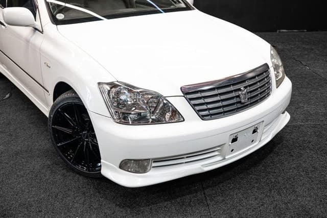 2005 Toyota Crown JDM car for sale — photo 12 of 18