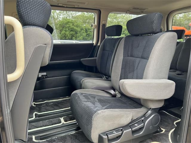 2006 Nissan Elgrand JDM car for sale — photo 14 of 16
