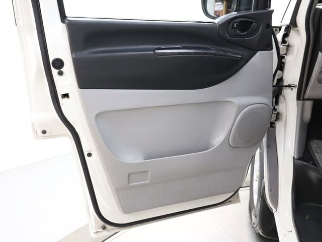1998 Mitsubishi Delica JDM car for sale — photo 21 of 25